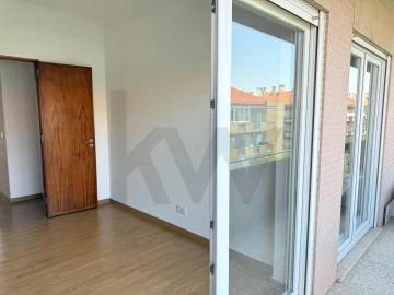 Apartamento T3 para Arrendamento em Alcantara