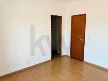 Apartamento T3 para Arrendamento em Alcantara