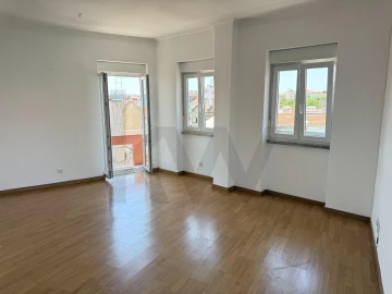Apartamento T3 para Arrendamento em Alcantara