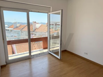 Apartamento T3 para Arrendamento em Alcantara