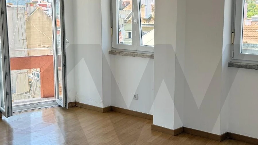 Apartamento T3 para Arrendamento em Alcantara