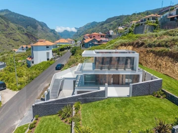 Moradia T4 para Venda em Ribeira Brava