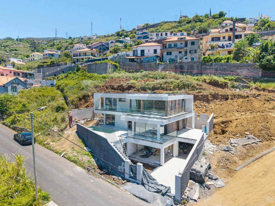 Moradia T4 para Venda em Ribeira Brava Foto 1