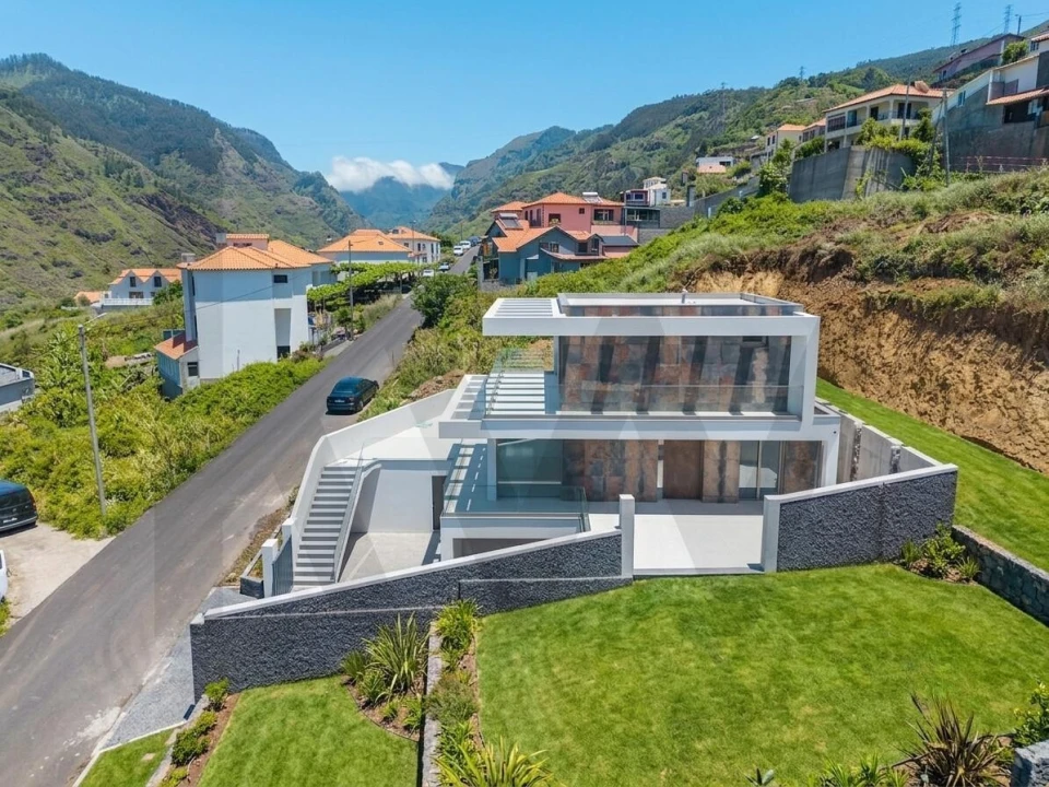 Moradia T4 para Venda em Ribeira Brava Foto 1