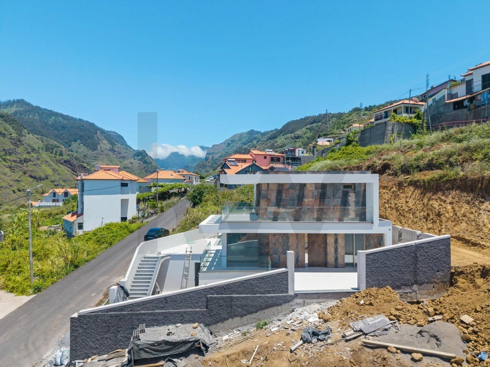 Moradia T4 para Venda em Ribeira Brava Foto 5