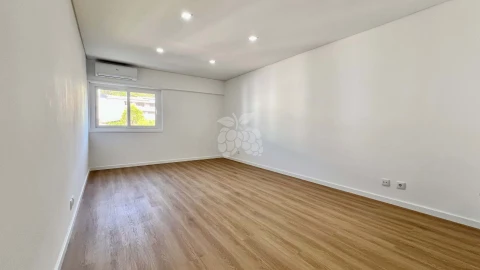 Apartamento T4 para Venda em Agualva e Mira-Sintra