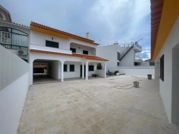 Moradia T4 para Venda em São João Baptista