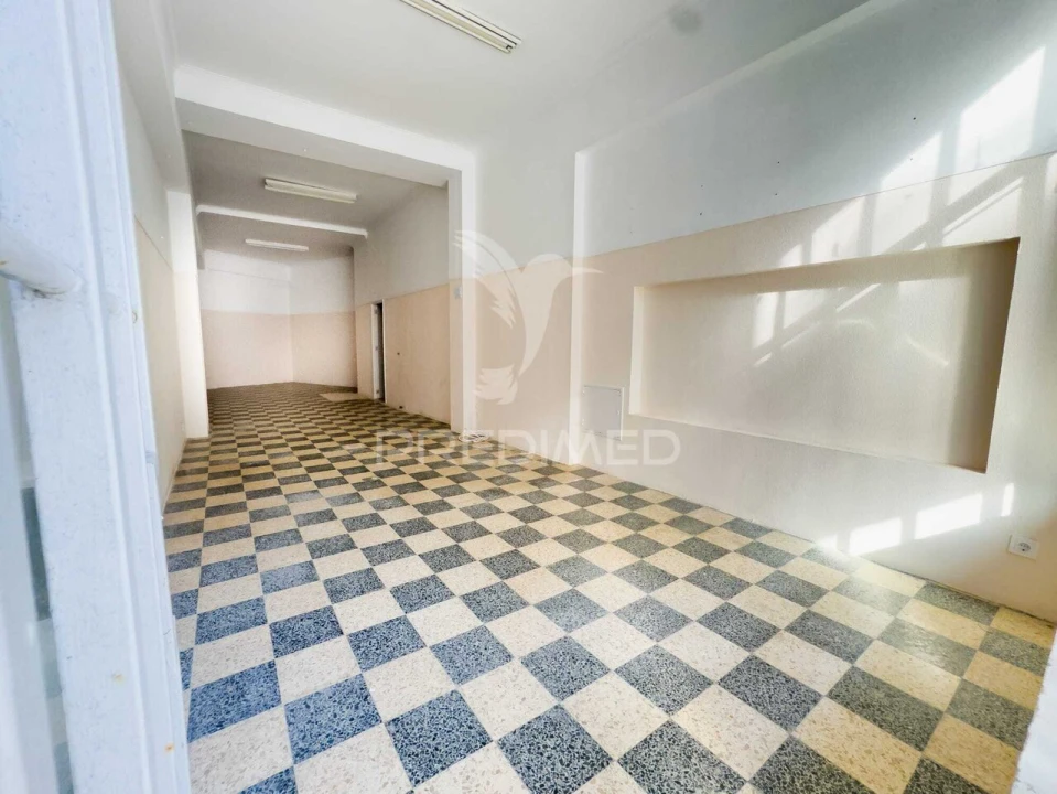 Loja para Arrendamento em Almada, Cova da Piedade, Pragal e Cacilhas Foto 1