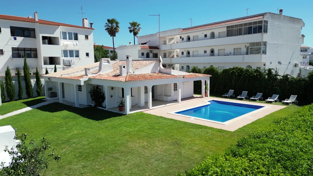 Moradia T4 para Venda em Albufeira e Olhos de Água Foto 1