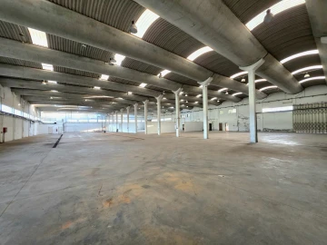 Armazém para Venda em Serzedo e Perosinho