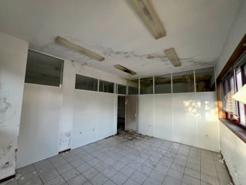 Armazém para Venda em Serzedo e Perosinho