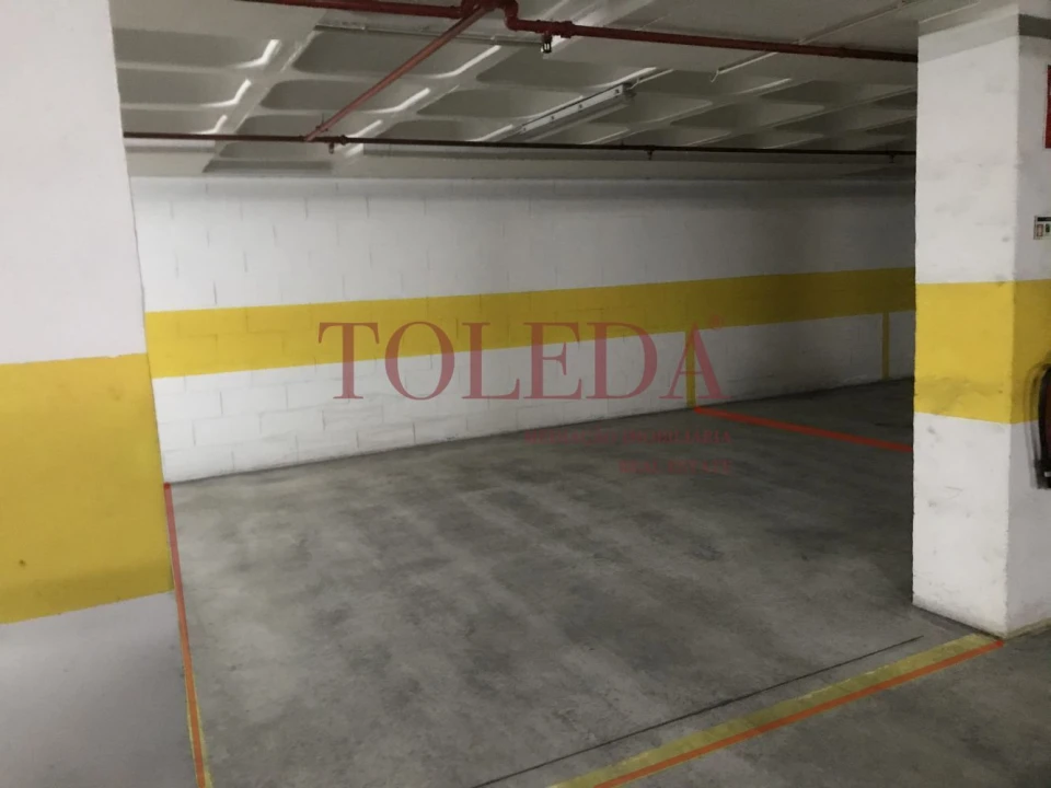 Garagem para Venda em Sacavém e Prior Velho Foto 8