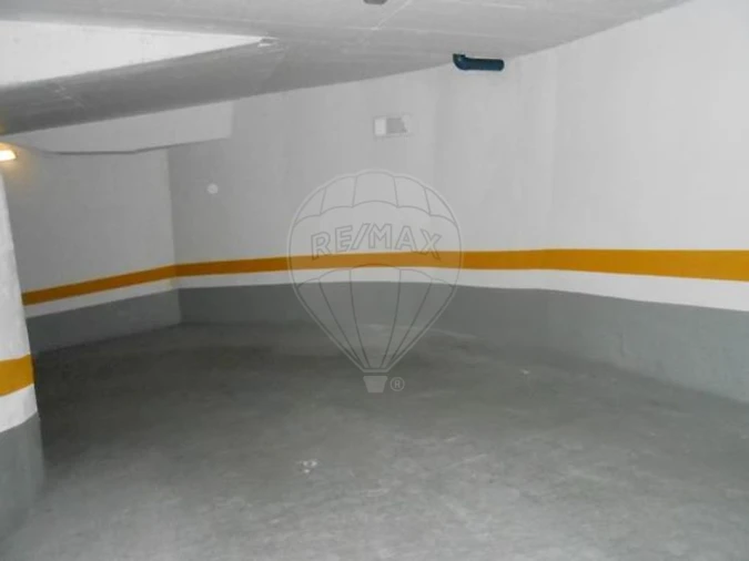 Garagem para Arrendamento em Campo de Ourique Foto 2