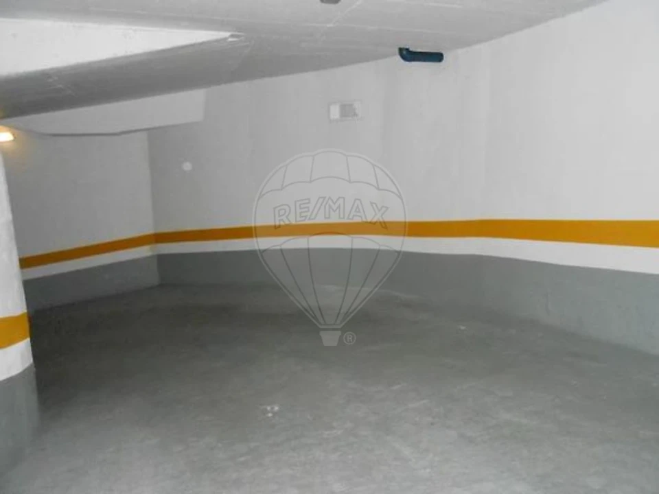 Garagem para Arrendamento em Campo de Ourique Foto 2