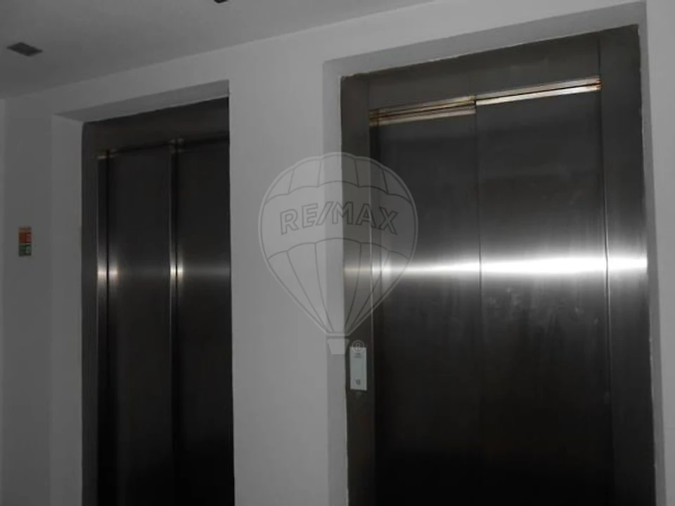 Garagem para Arrendamento em Campo de Ourique Foto 6