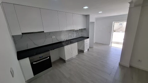 Moradia T5 para Venda em Santa Maria e São Miguel, São Martinho, São Pedro Penaferrim