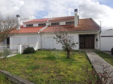 Moradia T4 para Arrendamento em Benedita