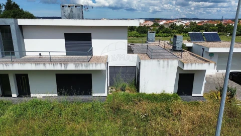 Moradia T4 para Venda em Granja do Ulmeiro