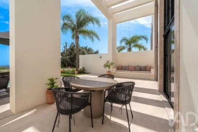 Moradia T4 para Venda em Santa Barbara de Nexe