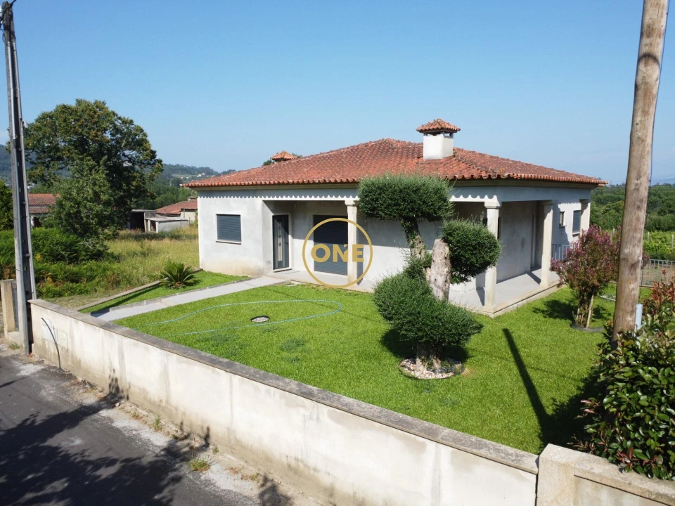 Moradia T3 para Venda em Sabariz Foto 1