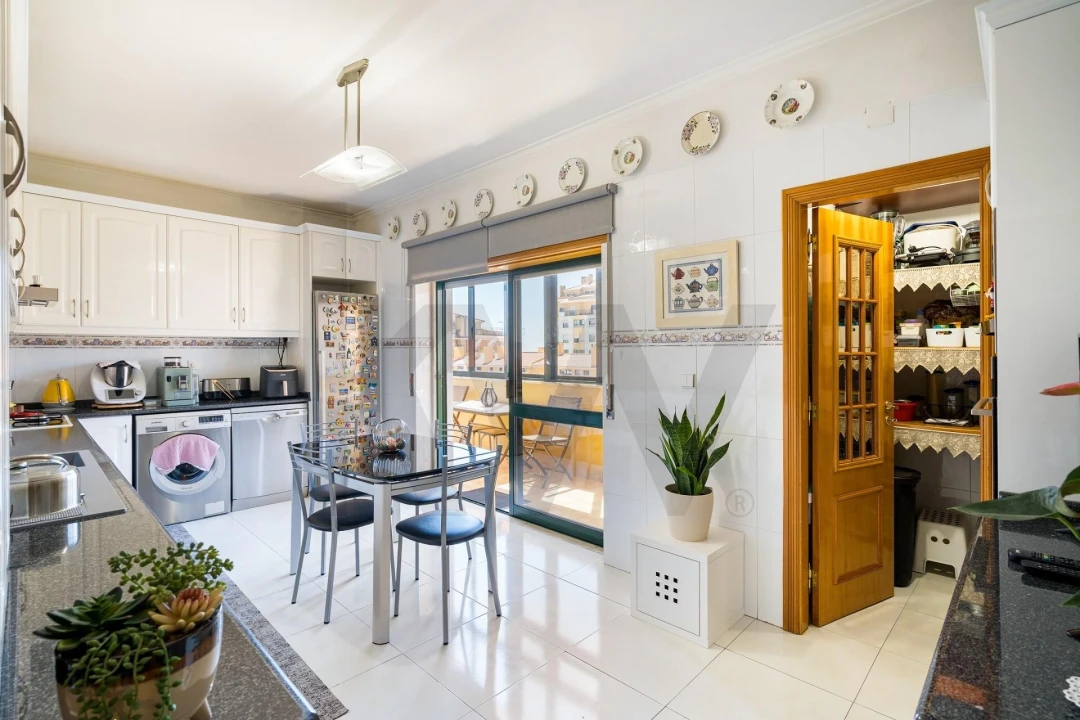 Apartamento T2 para Venda em Queluz e Belas Foto 1