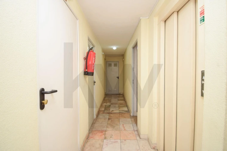 Apartamento T4 para Venda em Carcavelos e Parede Foto 33