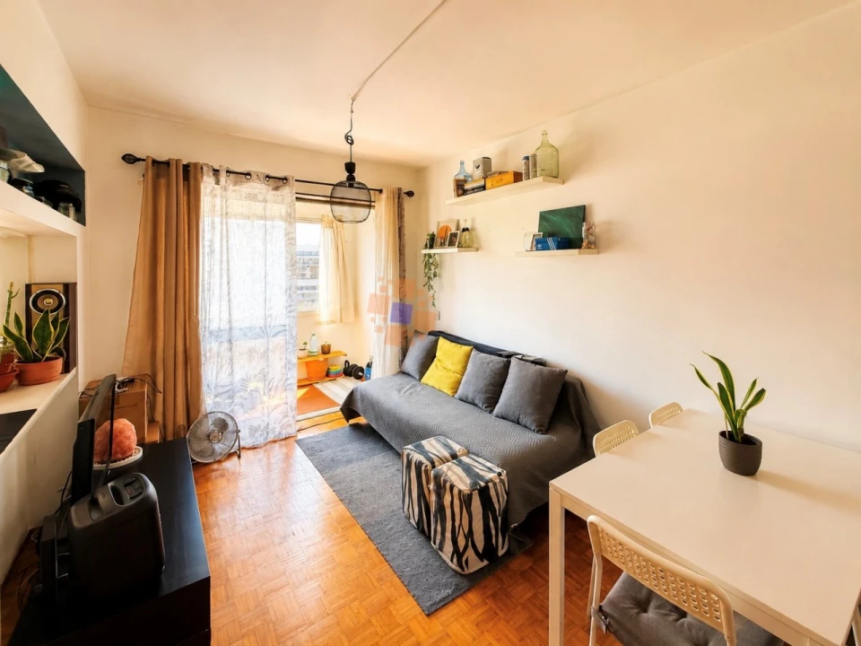 Apartamento T1 para Venda em Laranjeiro e Feijó Foto 1