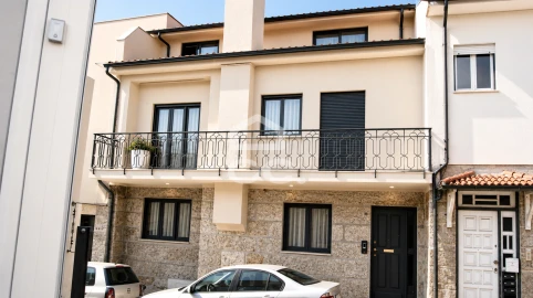 Moradia T4 para Venda em Creixomil