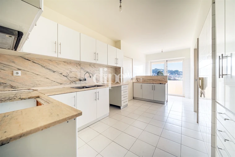 Apartamento T3 para Arrendamento em Creixomil Foto 2