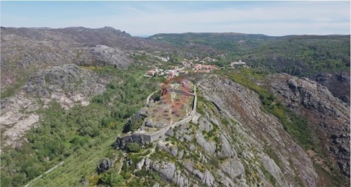Terreno para Venda em Chaviães e Paços