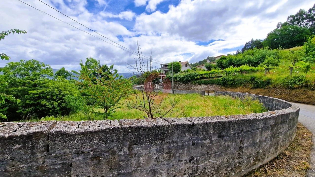 Terreno para Venda em Chaviães e Paços Foto 1