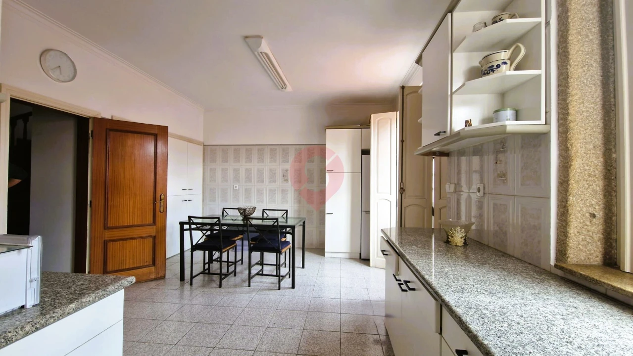 Apartamento T4 para Venda em Vila e Roussas Foto 12