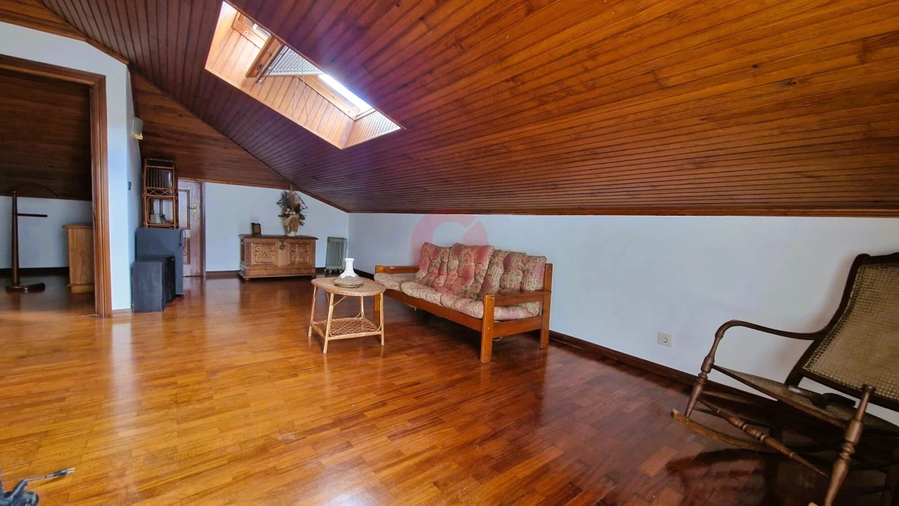 Apartamento T4 para Venda em Vila e Roussas Foto 5