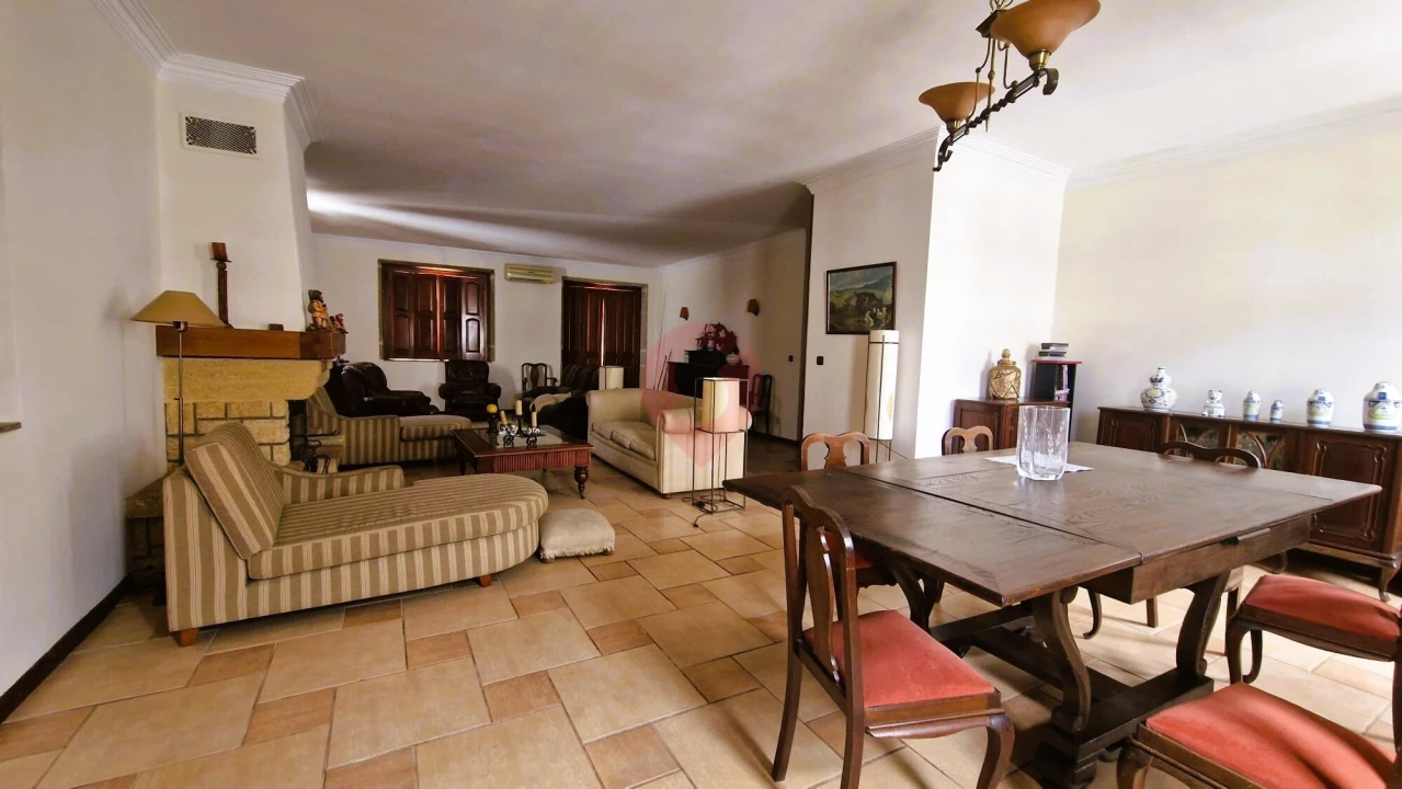 Apartamento T4 para Venda em Vila e Roussas Foto 3