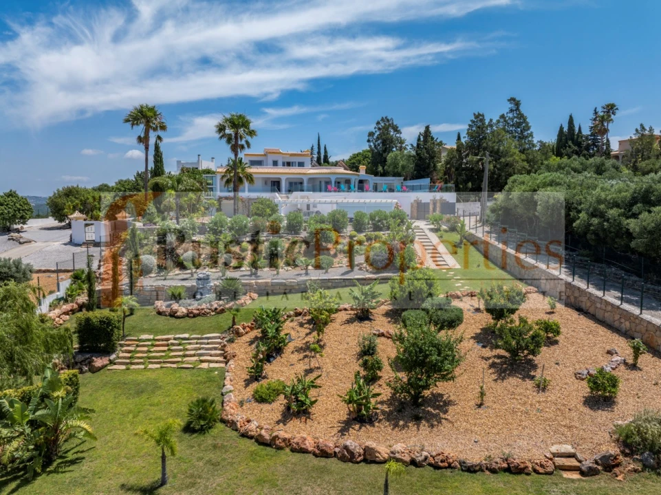 Moradia T4 para Venda em Santa Barbara de Nexe Foto 2
