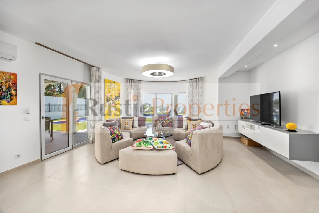 Moradia T4 para Venda em Santa Barbara de Nexe Foto 25