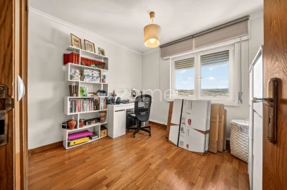 Apartamento T3 para Venda em Santo António dos Cavaleiros e Frielas
