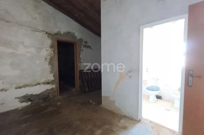 Moradia T2 para Venda em São João dos Caldeireiros