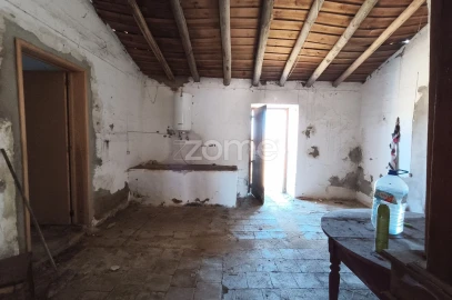 Moradia T2 para Venda em São João dos Caldeireiros