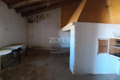 Moradia T2 para Venda em São João dos Caldeireiros
