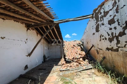 Moradia T2 para Venda em São João dos Caldeireiros