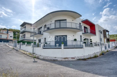 Moradia T4 para Venda em Ramada e Caneças