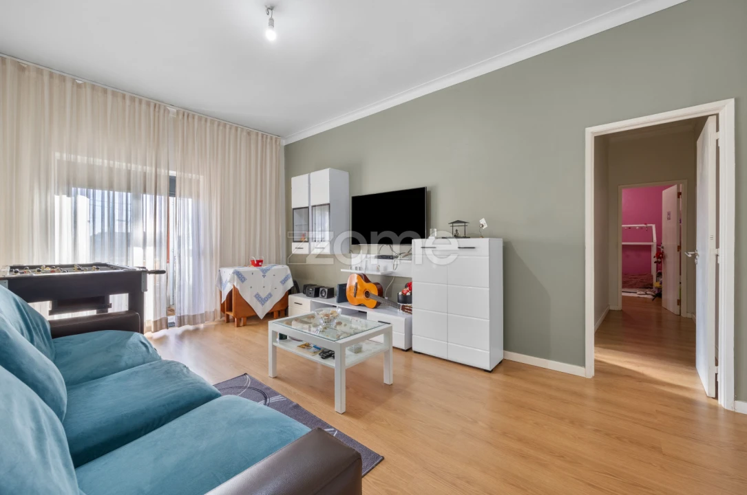 Apartamento T3 para Venda em Charneca de Caparica e Sobreda Foto 1