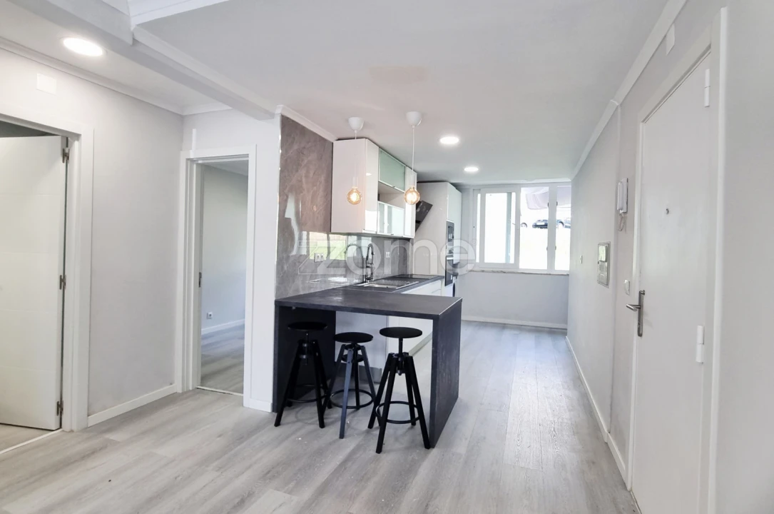 Apartamento T2 para Venda em Benfica Foto 2