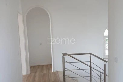 Moradia T3 para Arrendamento em Carcavelos e Parede