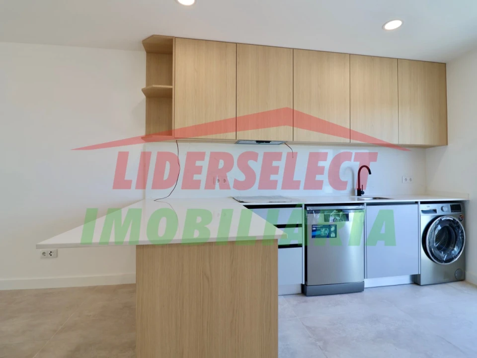 Apartamento T2 para Venda em Santa Maria, São Pedro e Matacães Foto 1