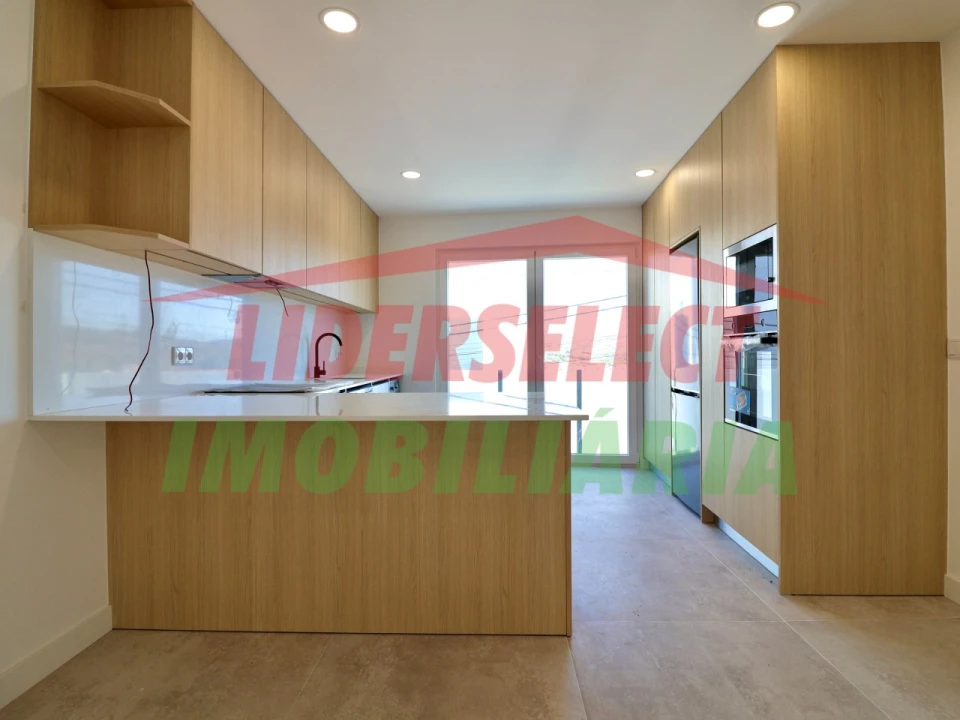 Apartamento T2 para Venda em Santa Maria, São Pedro e Matacães Foto 2