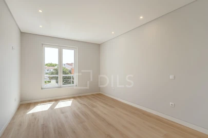 Apartamento T3 para Venda em Carcavelos e Parede