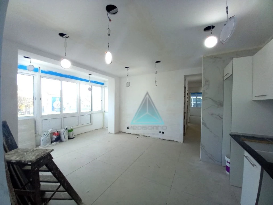 Apartamento T4 para Venda em Laranjeiro e Feijó Foto 5