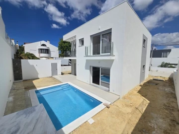 Moradia T4 para Venda em Charneca de Caparica e Sobreda